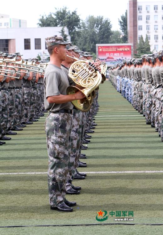 閱兵聯(lián)合軍樂團與合唱團合練 女隊員亮眼