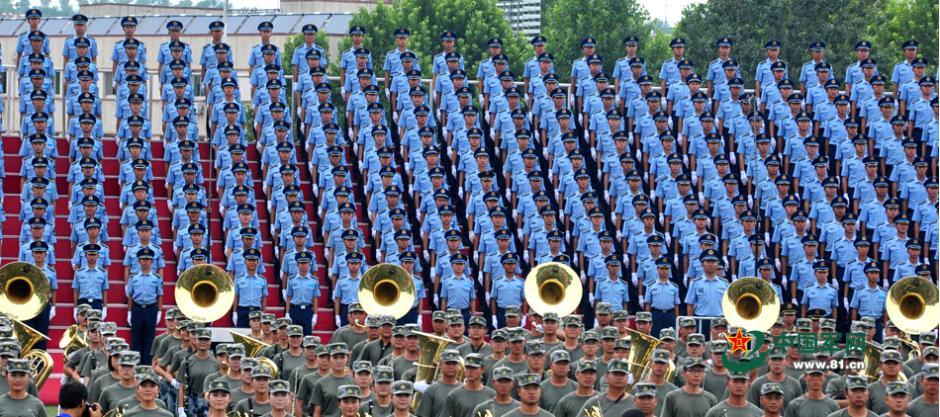 閱兵聯(lián)合軍樂團與合唱團合練 女隊員亮眼