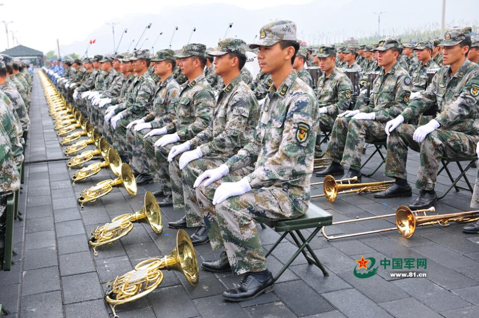 閱兵聯(lián)合軍樂團與合唱團合練 女隊員亮眼